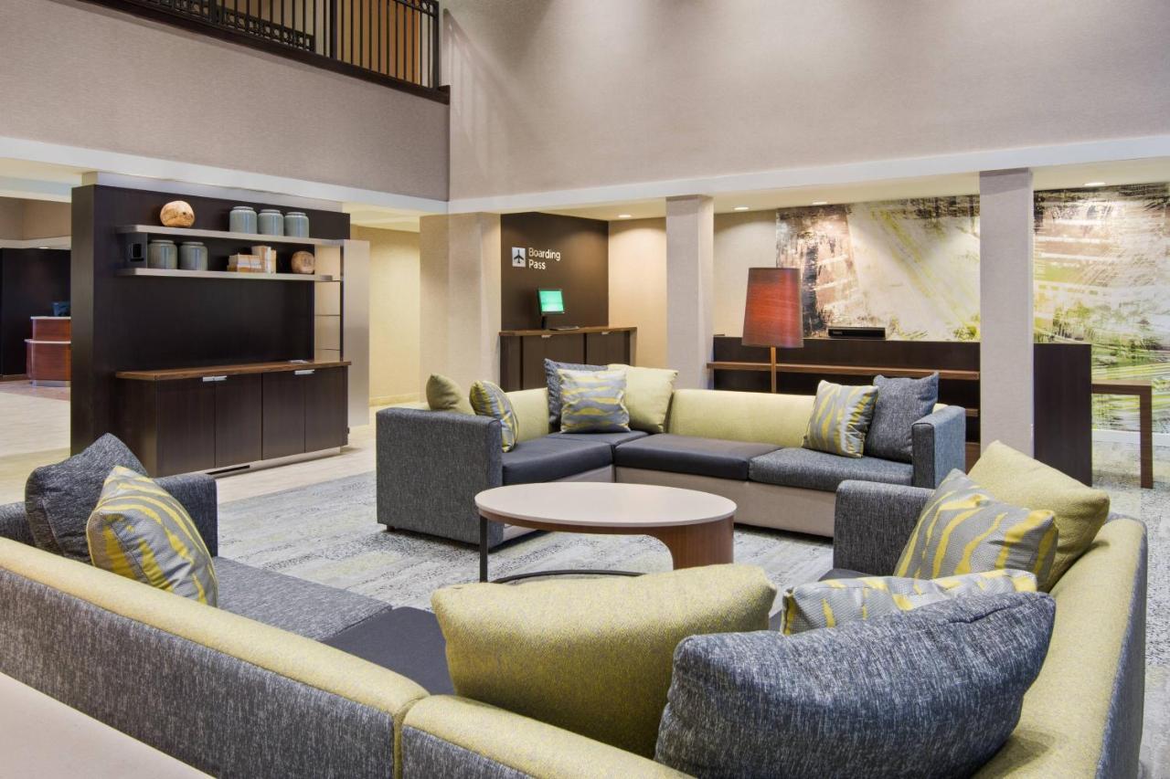 Готель Courtyard By Marriott Springfield Airport Екстер'єр фото