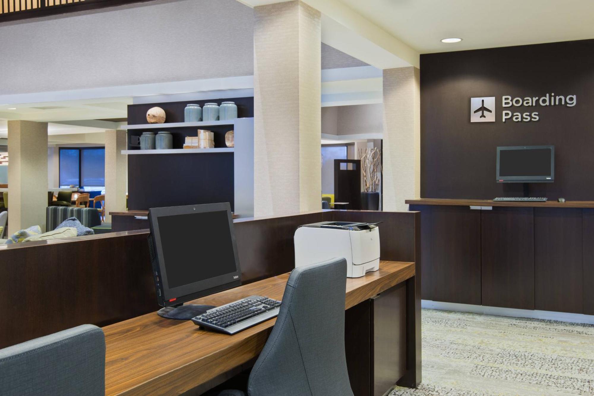 Готель Courtyard By Marriott Springfield Airport Екстер'єр фото
