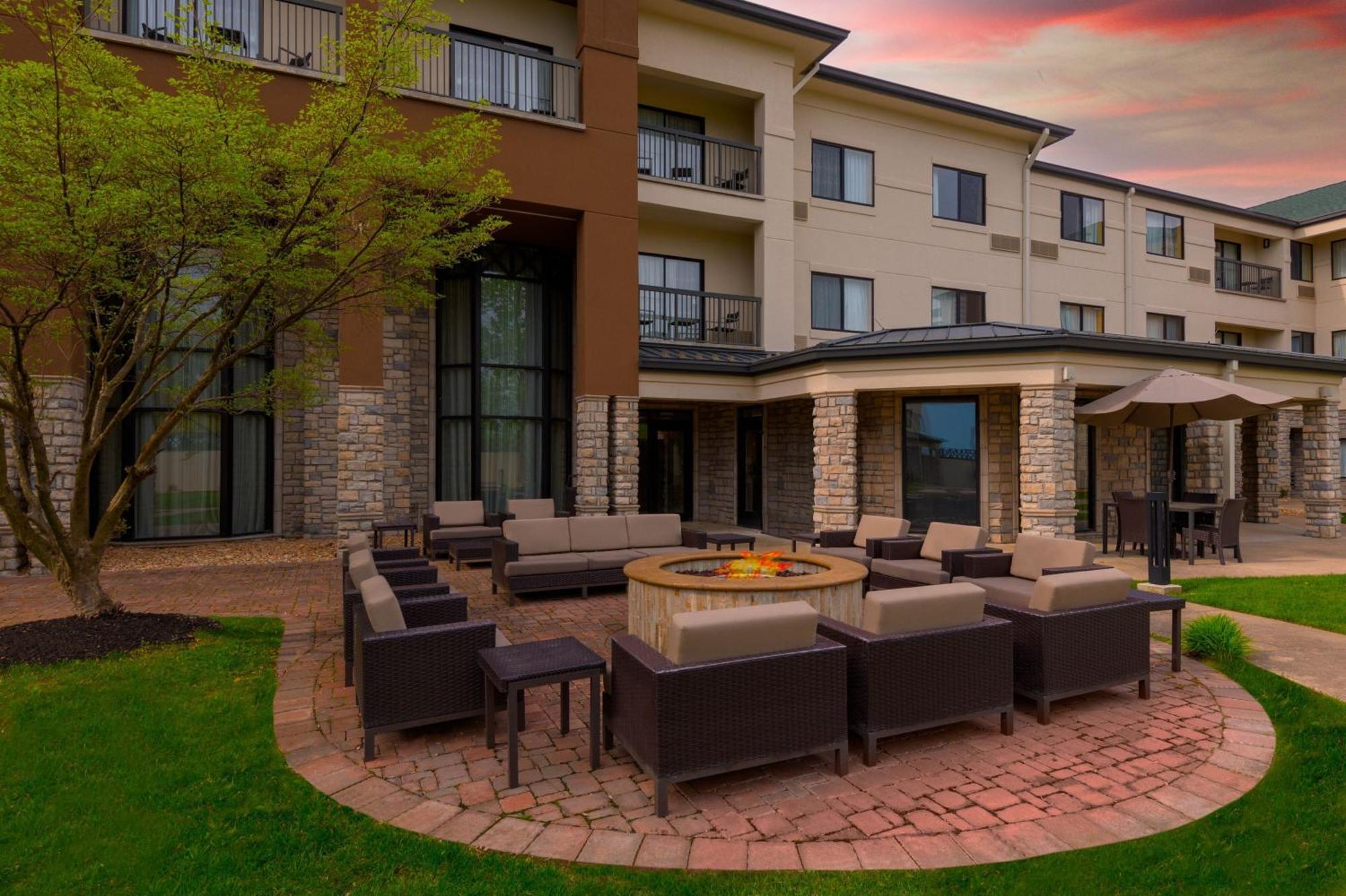 Готель Courtyard By Marriott Springfield Airport Екстер'єр фото