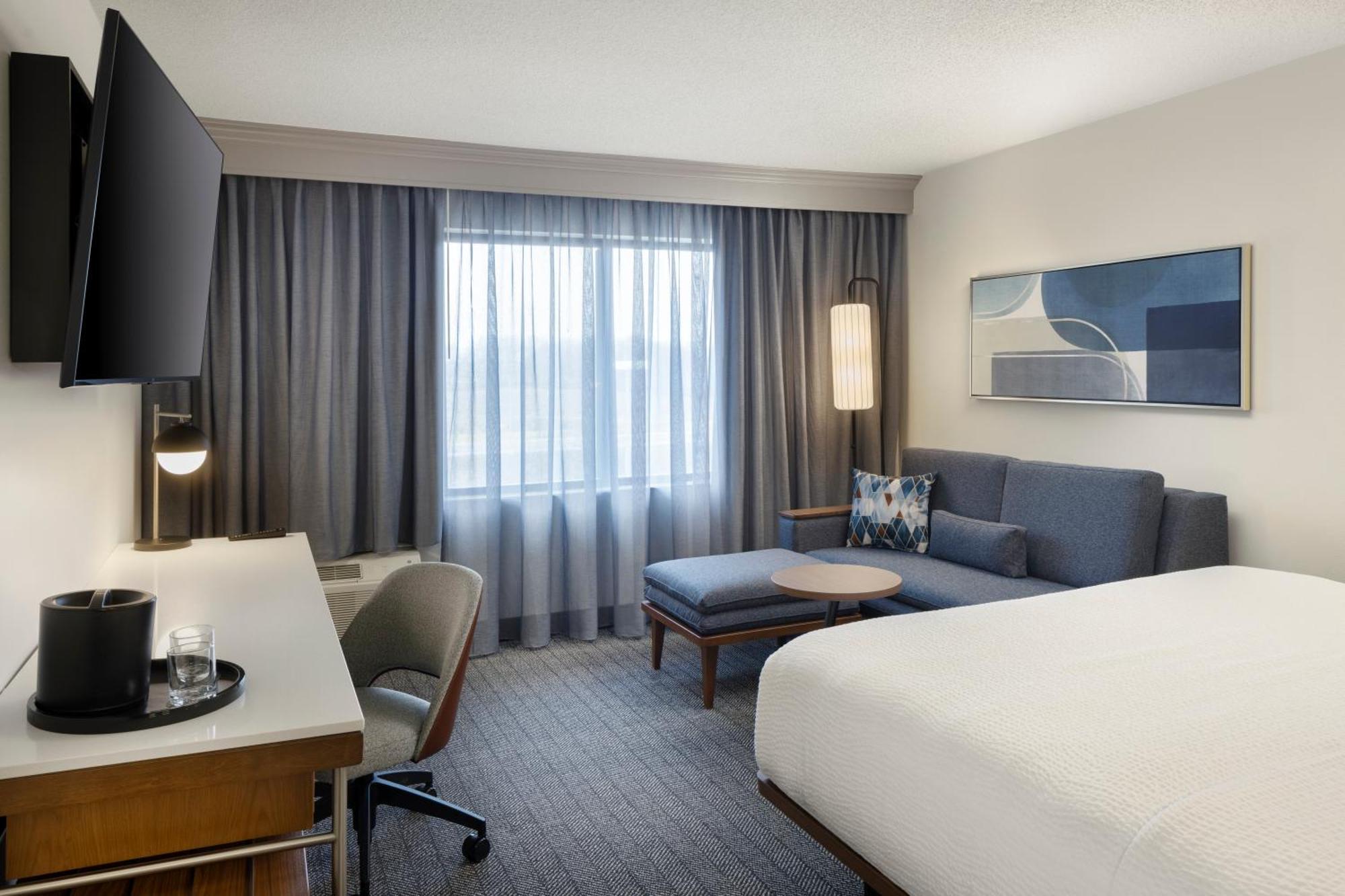 Готель Courtyard By Marriott Springfield Airport Екстер'єр фото