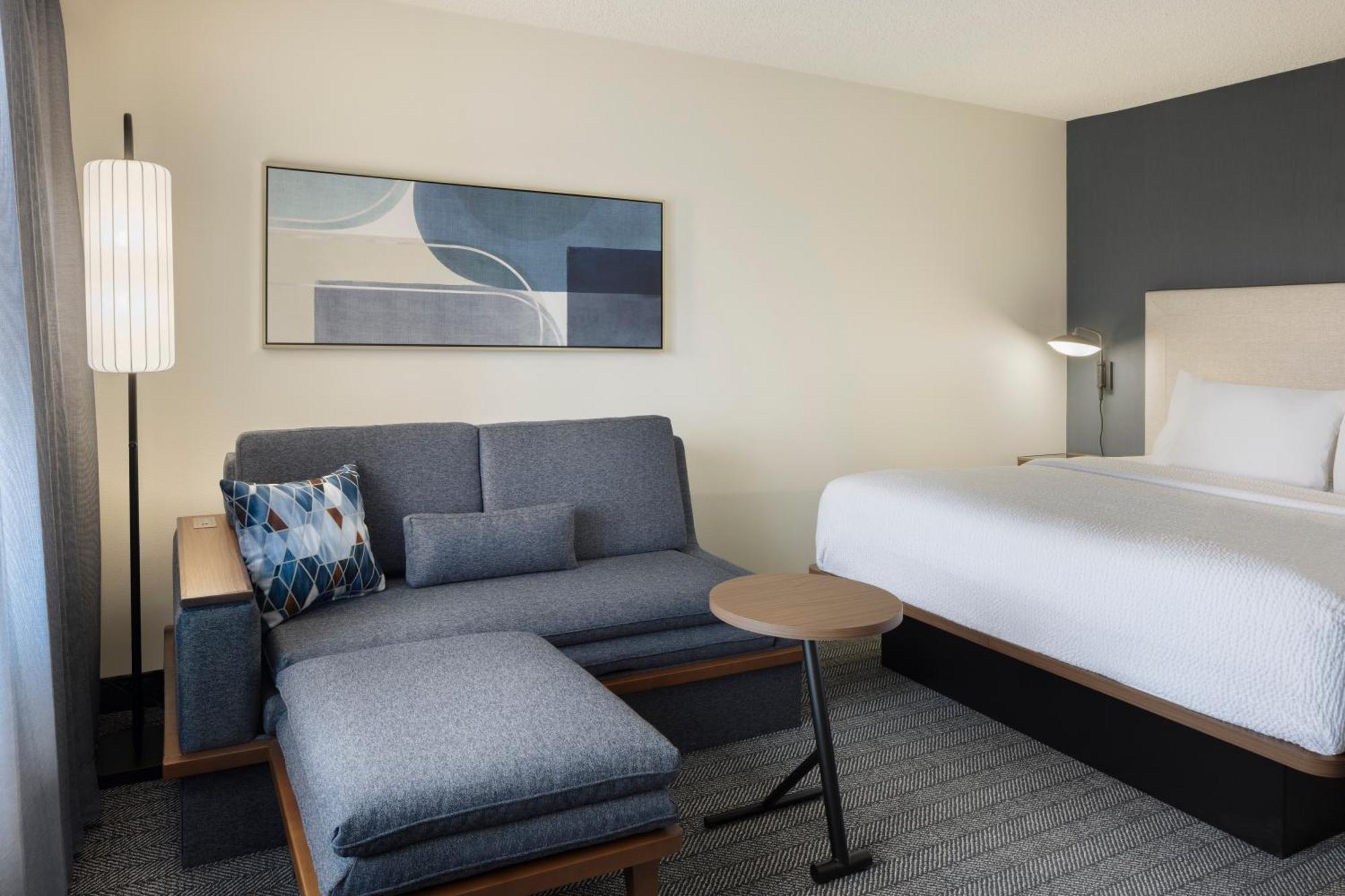 Готель Courtyard By Marriott Springfield Airport Екстер'єр фото
