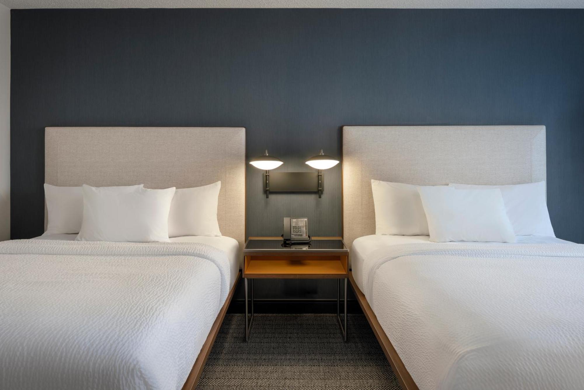 Готель Courtyard By Marriott Springfield Airport Екстер'єр фото