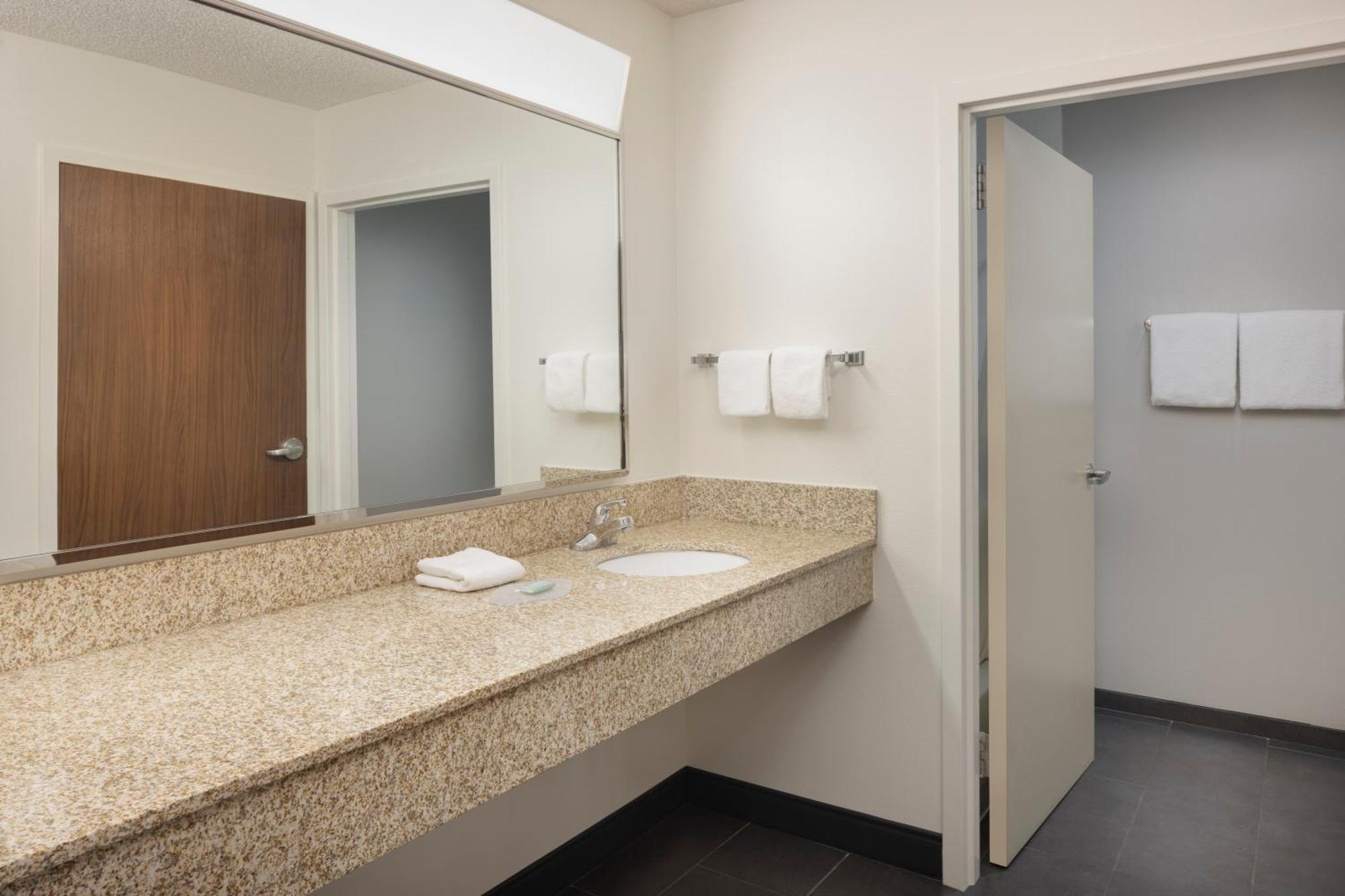 Готель Courtyard By Marriott Springfield Airport Екстер'єр фото