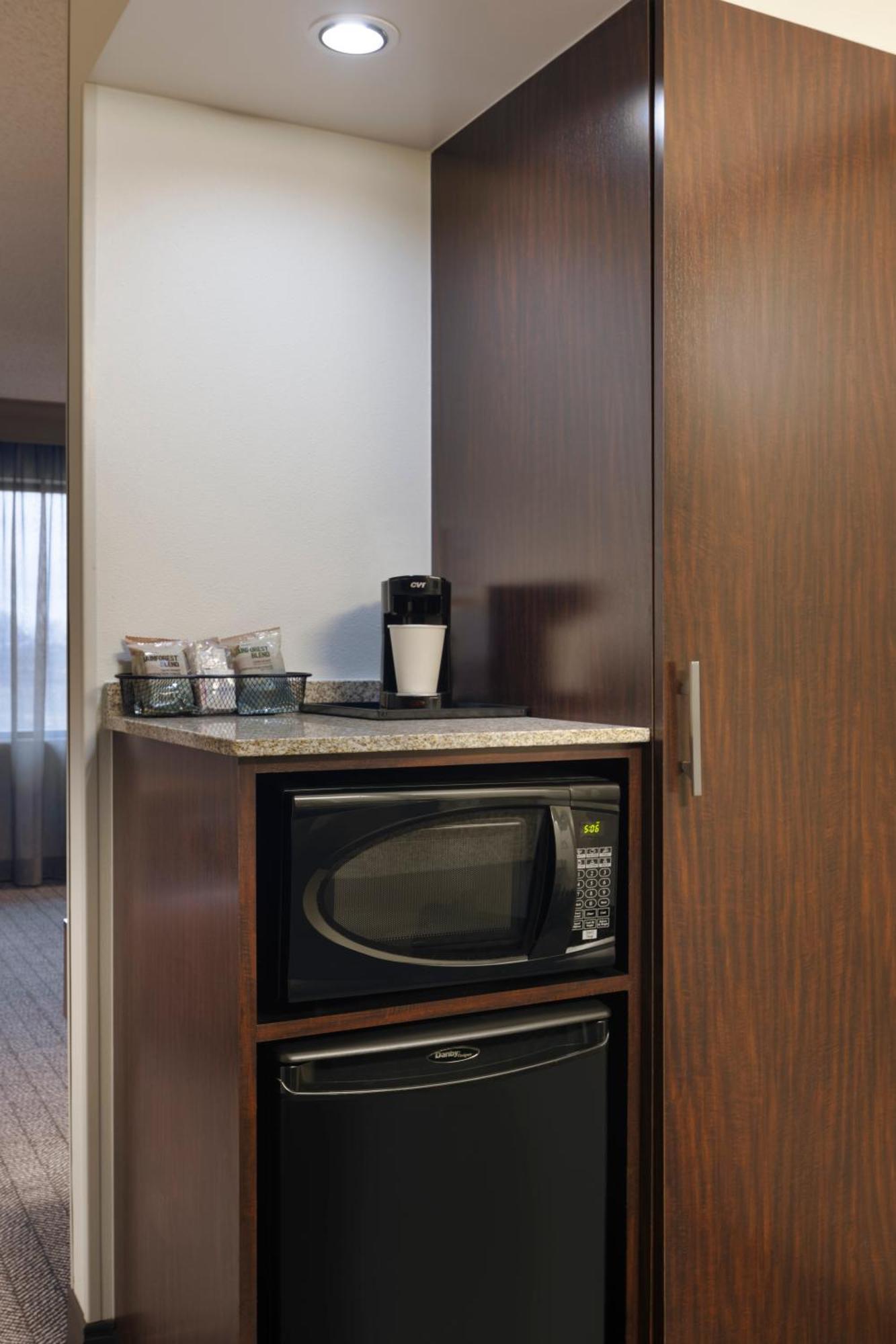 Готель Courtyard By Marriott Springfield Airport Екстер'єр фото