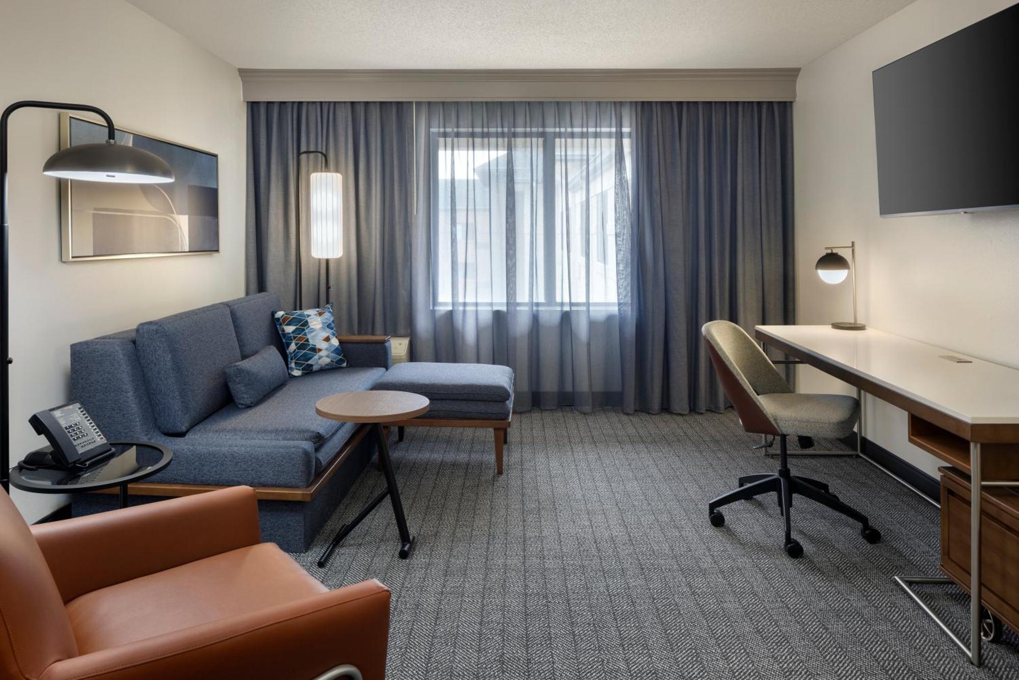 Готель Courtyard By Marriott Springfield Airport Екстер'єр фото
