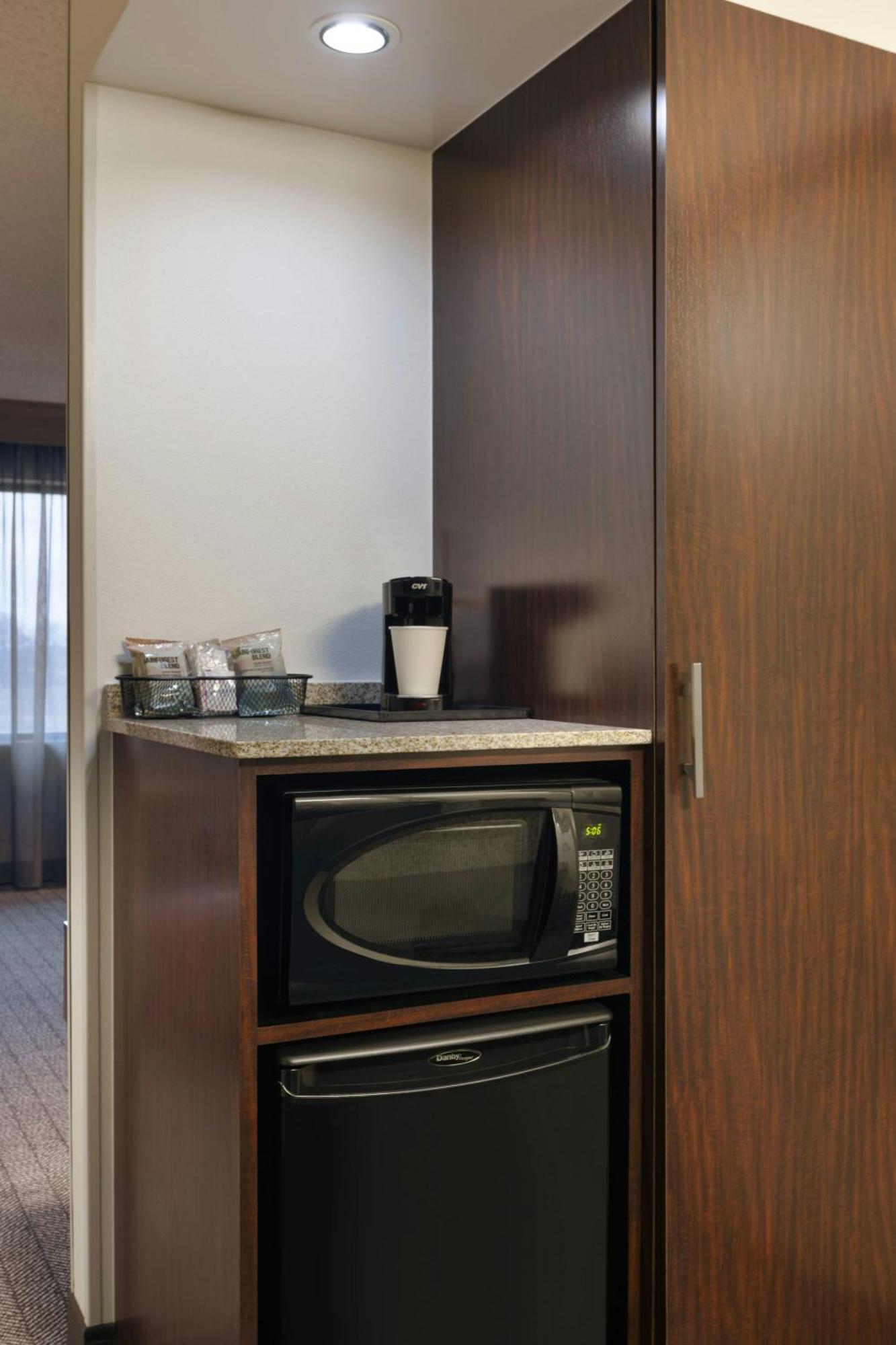Готель Courtyard By Marriott Springfield Airport Екстер'єр фото
