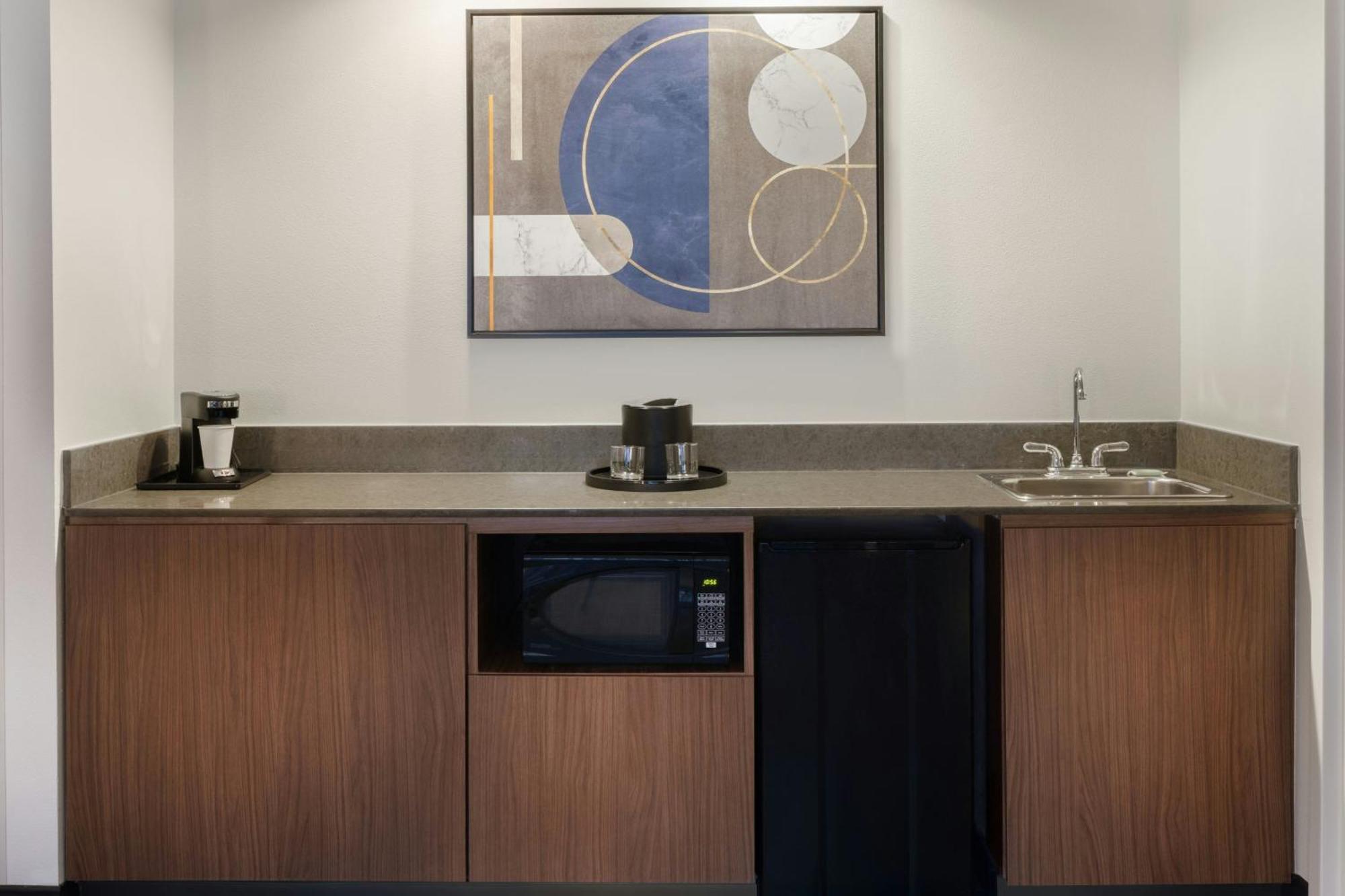 Готель Courtyard By Marriott Springfield Airport Екстер'єр фото