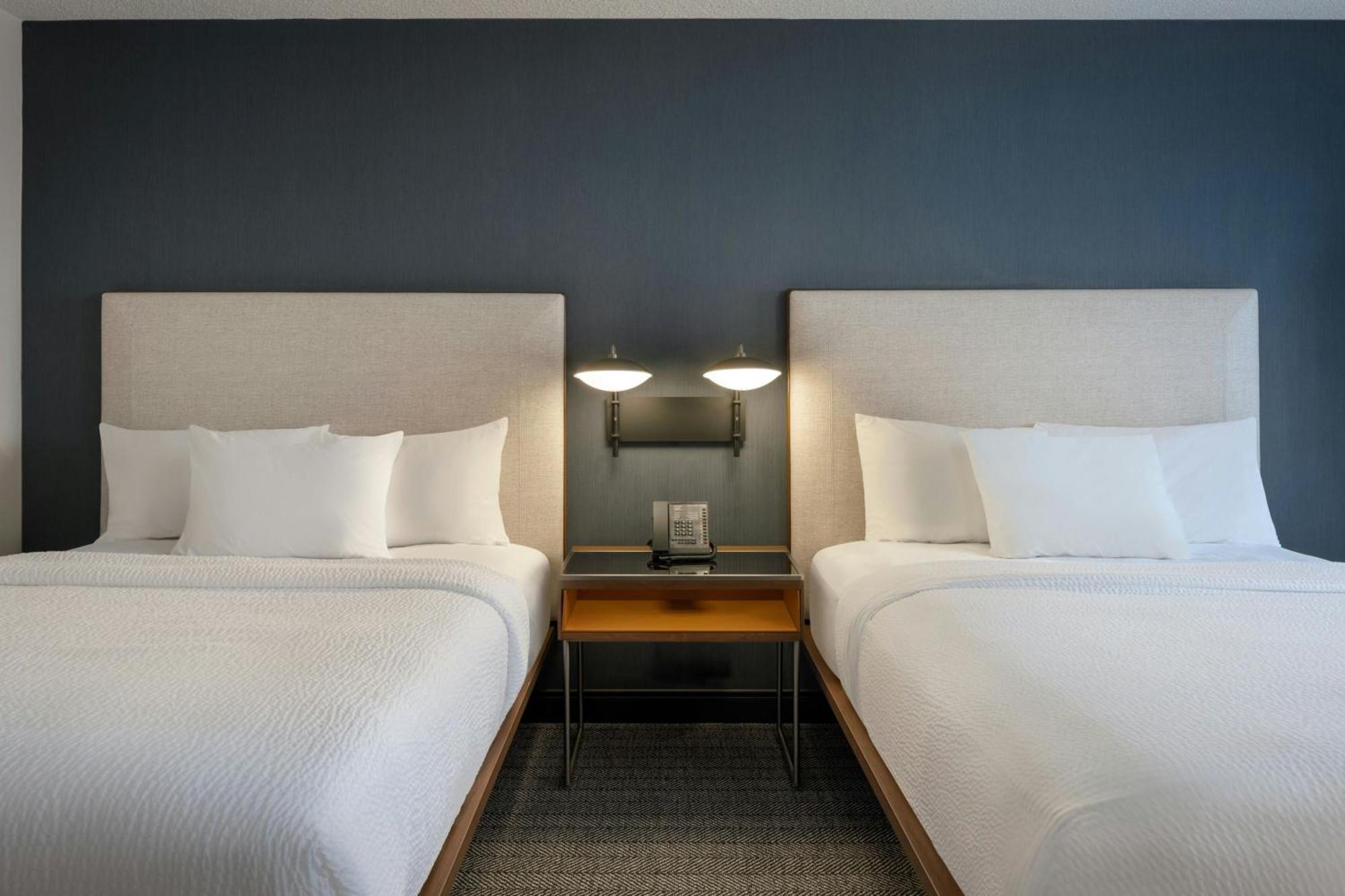 Готель Courtyard By Marriott Springfield Airport Екстер'єр фото