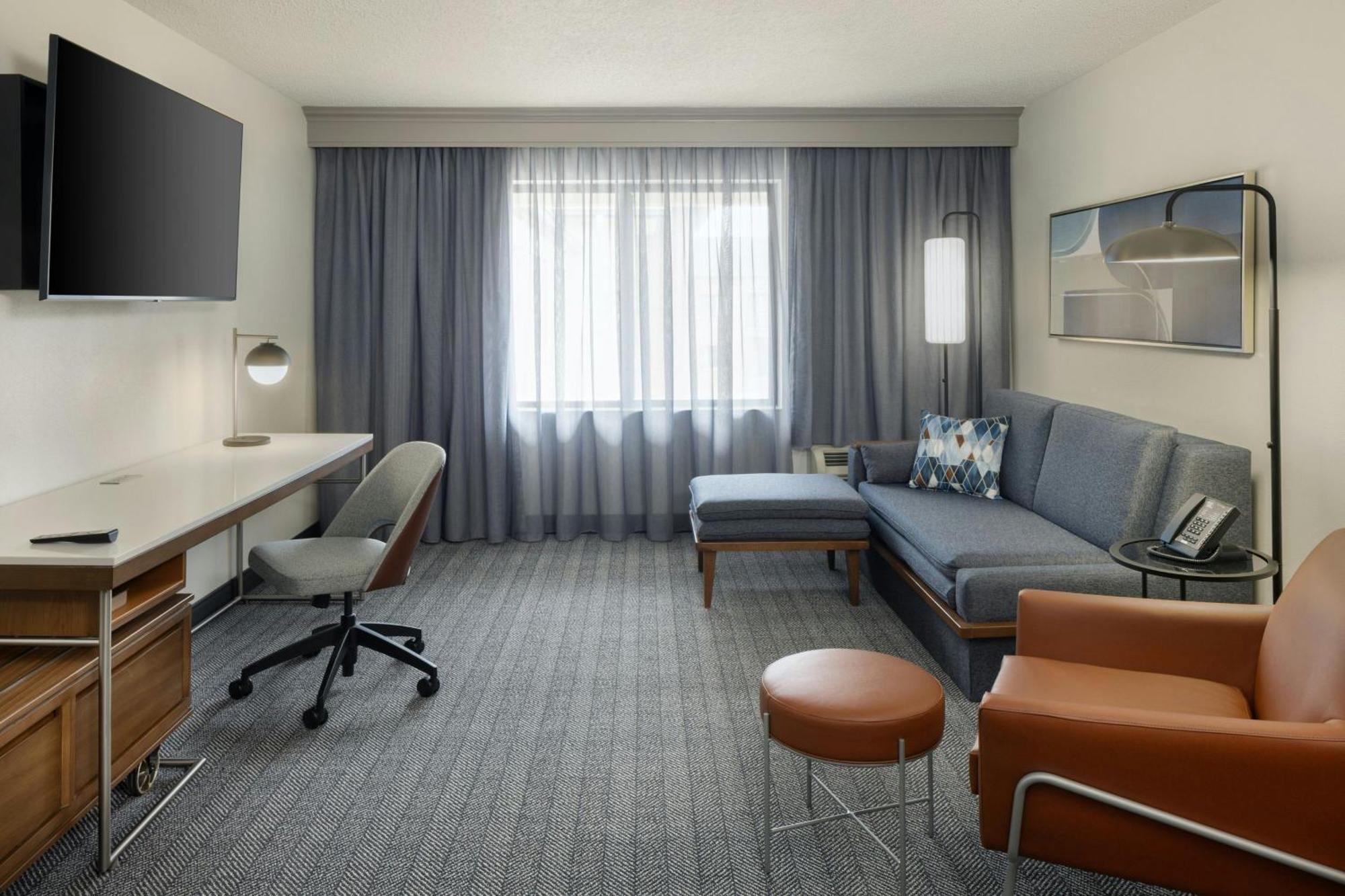 Готель Courtyard By Marriott Springfield Airport Екстер'єр фото