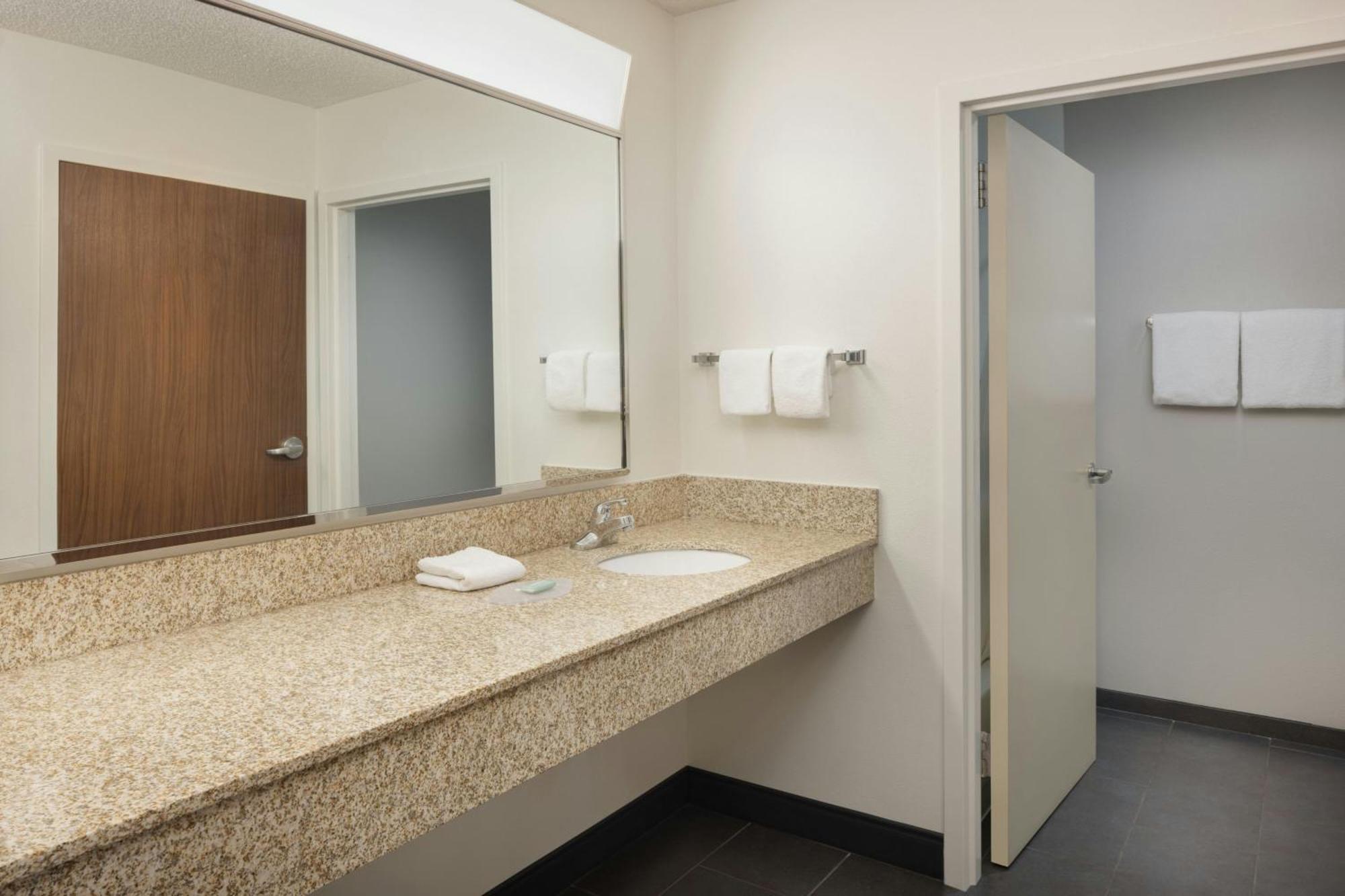 Готель Courtyard By Marriott Springfield Airport Екстер'єр фото