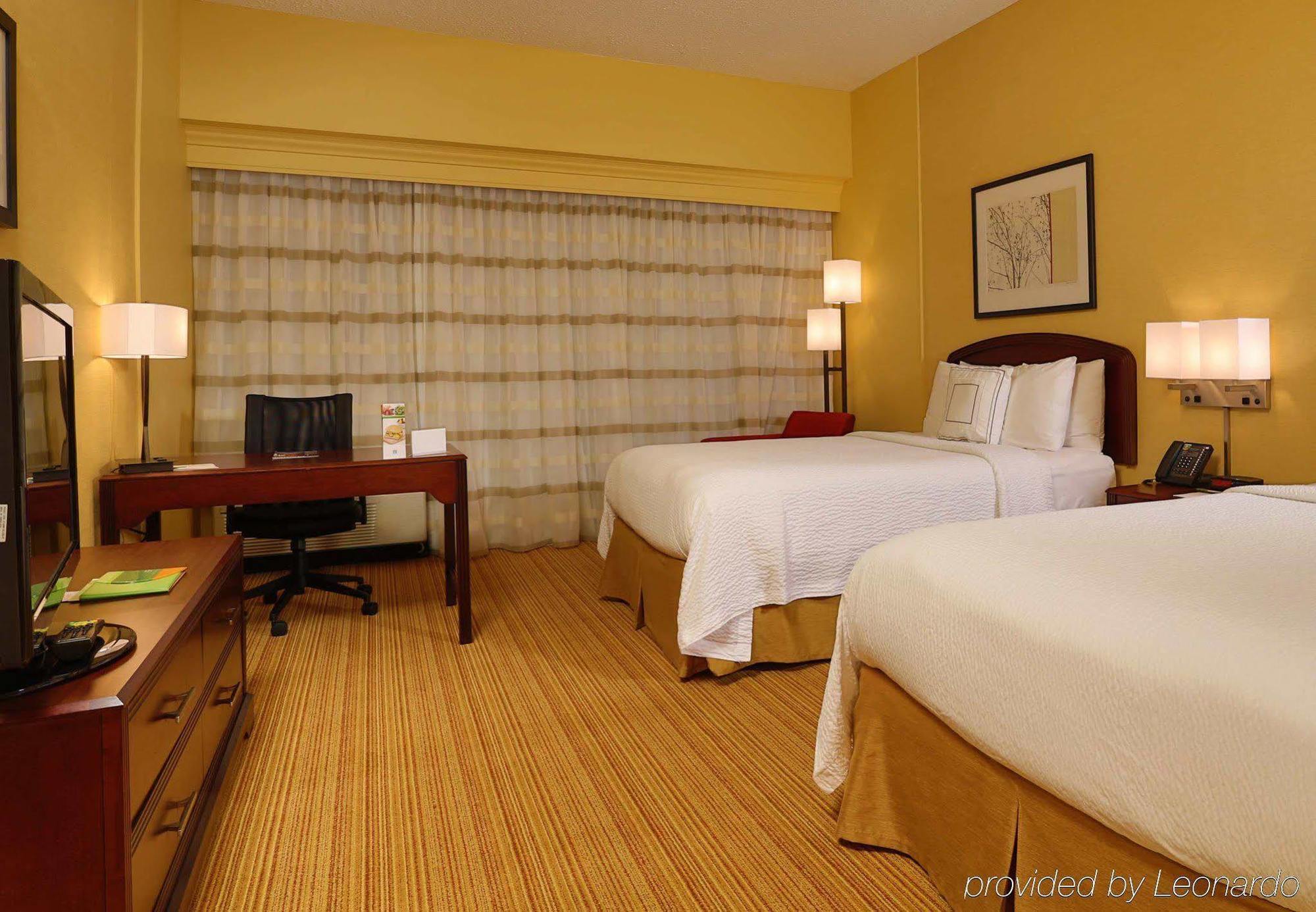 Готель Courtyard By Marriott Springfield Airport Екстер'єр фото