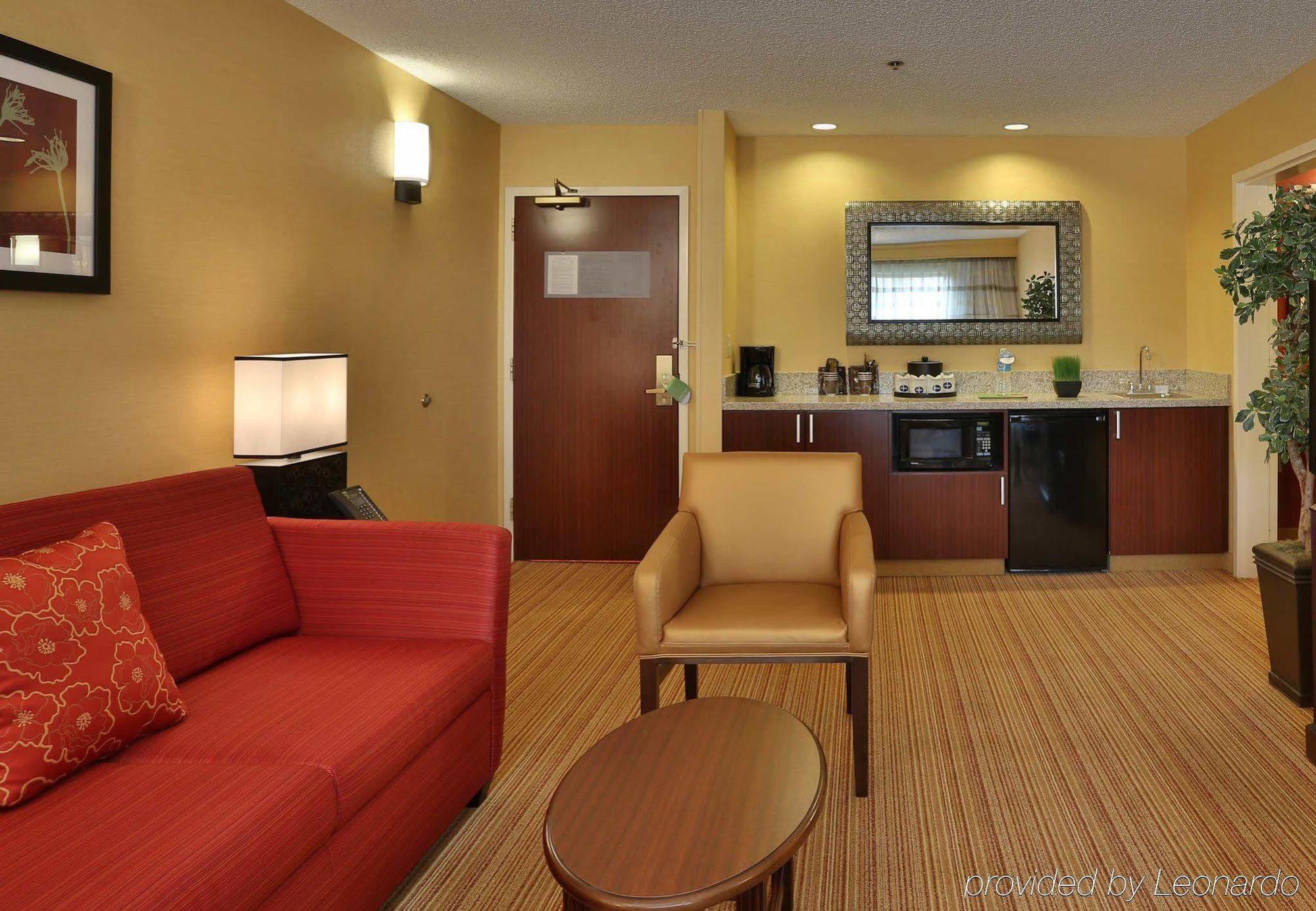 Готель Courtyard By Marriott Springfield Airport Екстер'єр фото