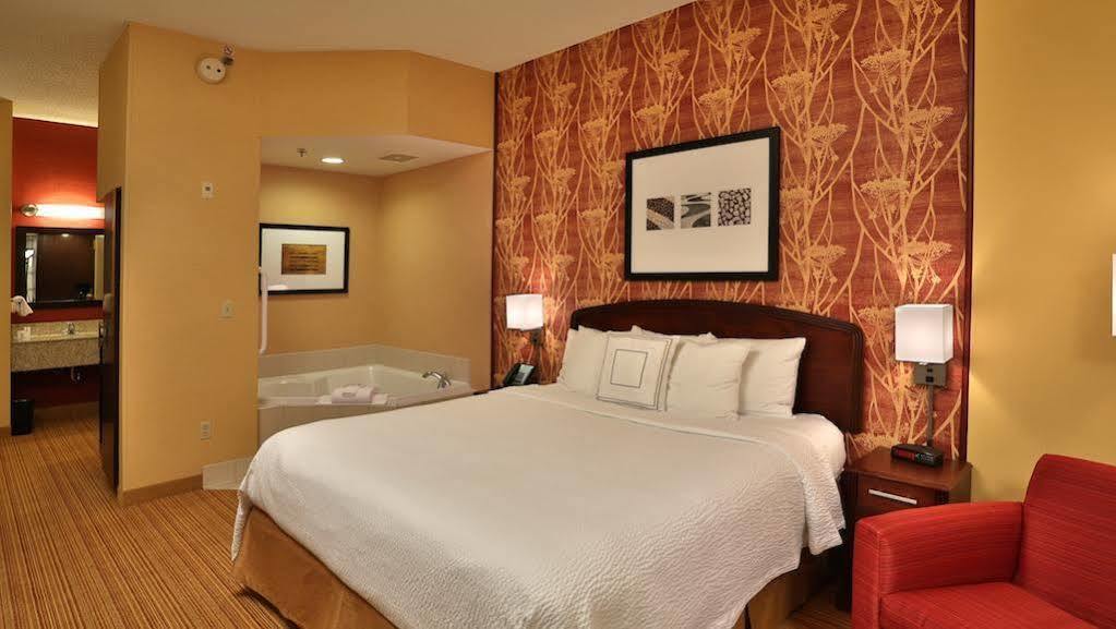 Готель Courtyard By Marriott Springfield Airport Екстер'єр фото